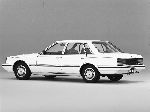 写真 17 車 Nissan Laurel セダン (C32 1984 1986)
