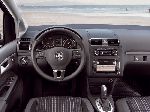 фотографија 7 Ауто Volkswagen Touran Cross моноволумен (минивен) 5-врата (2 генерација 2006 2010)