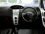 fotografie 7 Auto Toyota Vitz Hatchback (XP130 2010 2014)