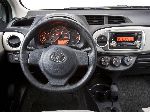 світлина 13 Авто Toyota Yaris Хетчбэк 3-дв. (P1 1999 2003)